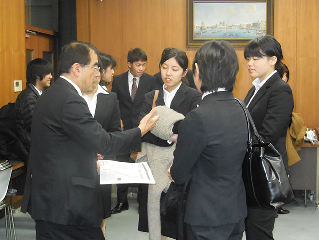 模擬面接実施後に質問をする学生たち。